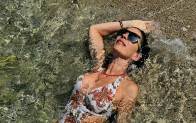 Bojana Gregorić Vejzović u jednodijelnom kupaćem kostimu na Pelješcu