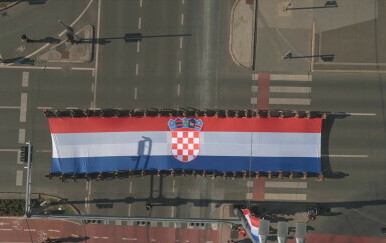 U danima ponosa traži se zastava više