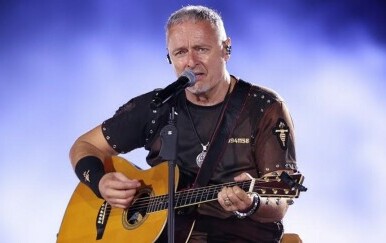 Thompson je na sinjskom Hipodromu izveo emotivnu pjesmu "Sine moj"