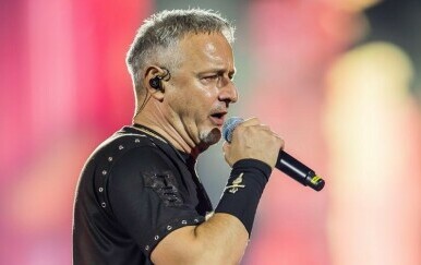 Marko Perković Thomspon u Sinju pjevao pjesmu ''Pukni, puško''