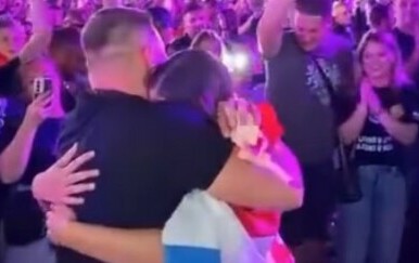 Na koncertu Marka Perkovića Thompsona u Sinju pale su i zaruke