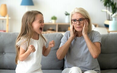 Anketa: Je li baka koja odbija čuvati unučad sebična?