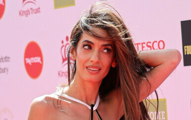 Amal Clooney u haljini boje fuksije s visokim rasporom