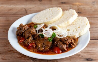 Neodoljivo meke i slasne: Recept za češke knedle koje savršeno pašu uz gulaš ili fine umake