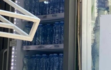 Smiješan natpis na hladnjaku u Crnoj Gori