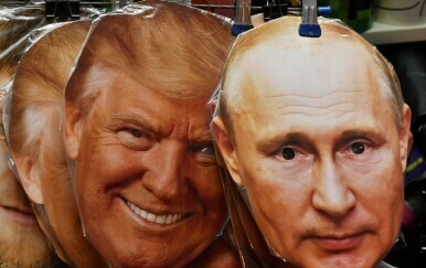 Maske Trumpa i Putina u Sankt Petersburgu