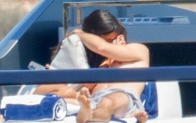 Charles Leclerc i Alexandra Saint Mleux uživaju na jahti u Sardiniji