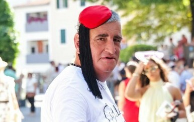 Miro Bulj privukao pozornost natpisom na majici u svečanoj lozi