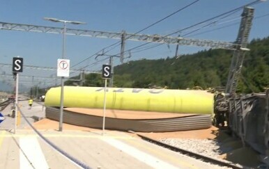 U Sloveniji izletio vlak, a iz teretnih vagona rasula se pšenica