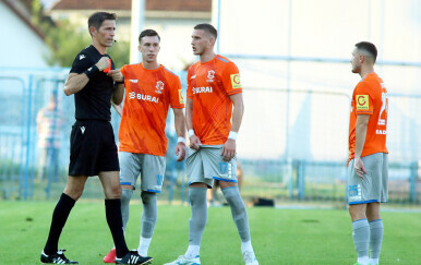 Duje Strukan vadi crveni karton