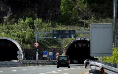 Petkilometarska kolona nastala zbog požara u tunelu Sveti Rok