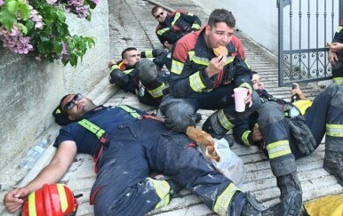 Heroji vatrogasci odmaraju nakon cijele noći borbe s vatrom