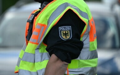Nijemac izbo ženu nožem, a onda se s dvoje djece zabio u auto iz suprotnog smjera