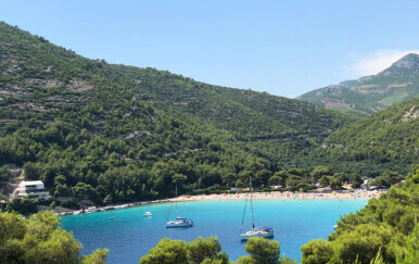 Tirkizni raj na Pelješcu: Jedna od najljepših pješčanih plaža u Hrvatskoj koja ima samo jednu manu