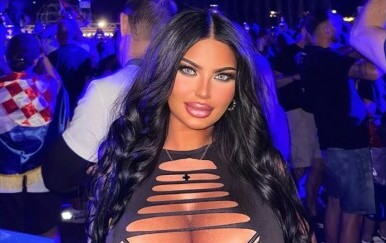 Magdalena Keškić u dekoltiranom topu s prorezima privukla pažnju na Thompsonovu koncertu