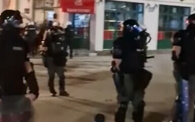 VIDEO Kaos u dva srpska grada: Vučićeve pristaše kamenjem i pirotehnikom gađali ljude, evo kako je reagirala policija