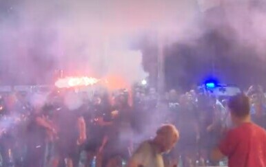 Srbija: U prosvjedima 70 ozlijeđenih, policija kaže da se radi o napadu na SNS