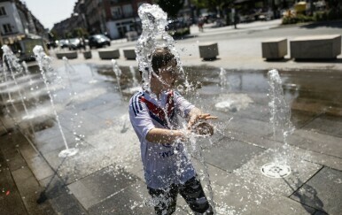 Francuska zabilježila temperature 12°C iznad prosjeka, Balkan gori