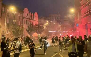 Novi napadi na prosvjednike u Srbiji, čuju se topovski udari