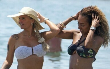 Kerry Katona snimljena na plaži sa sestrom Mel B, Danielle Brown