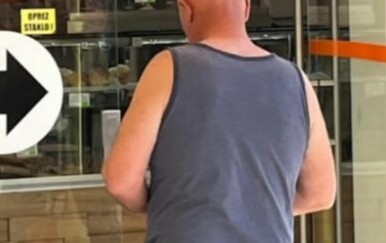 Ljude nasmijao detalj na glavi! Urnebesna scena ispred pekare pokazala snagu sunca