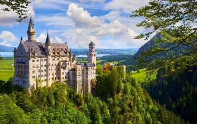 Neuschwanstein dvorac u Njemačkoj čiju su povijest odredili bolesni kralj i nacisti