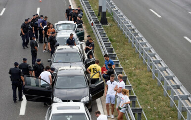 Kolona autobusa izazvala zbrku u Crnoj Gori: Mislili da stižu vatrogasci, a zapravo - Torcida
