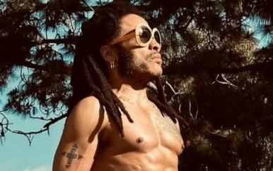 Lenny Kravitz pozirao bez majice, svi gledaju u njegove isklesane mišiće