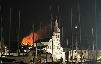Požar u općini Milna na Braču, gori