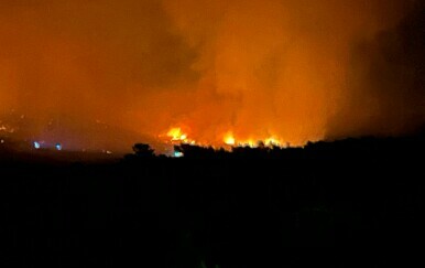 Požar u općini Milna na Braču, gori