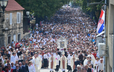 Na procesiji za Veliku Gospu u Sinju oko 50 tisuća vjernika