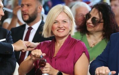 Iva Rinčić prikupila sve simpatije stajlingom na misi za Veliku Gospu
