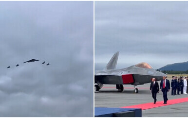 Moćna poruka iz Anchoragea: Trump pokazao Putinu F-22 Raptore i "nevidljivog" B-2 bombardera