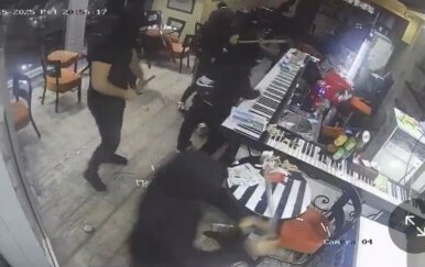 Huligani u akciji demoliranja