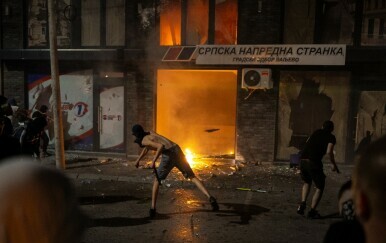 Srbija: Novi neredi na protuvladinim prosvjedima, demolirane prostorije SNS-a