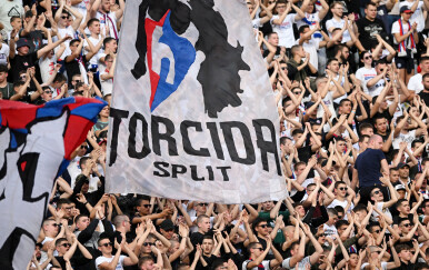 Torcida na najbolniji način vratila igračima Hajduka: Neviđena scena na Poljudu