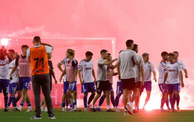 Torcida gađala bakljama igrače Hajduka nakon pobjede protiv Slaven Belupa