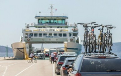 Trajekt na pristaništu Valbiska