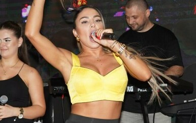 Sandra Afrika na nastupu pjevala navijačku pjesmu hajdukovaca