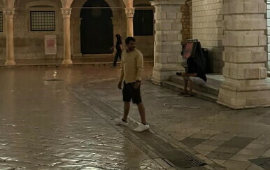 Prepoznajete li osobu s fotografije: Oštetio je kulturno dobro u Dubrovniku