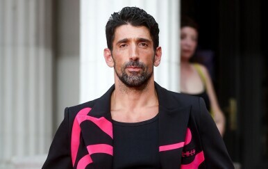 Slavko Sobin u crno-ružičastom odijelu na 31. Sarajevo Film Festivalu