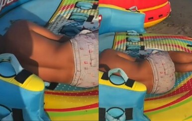 Mladić koji leži na splavi na napuhavanje