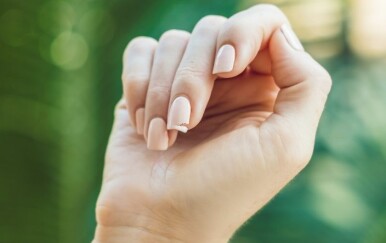 Navike koje uništavaju vaše nokte: 10 razloga zbog kojih stalno pucaju