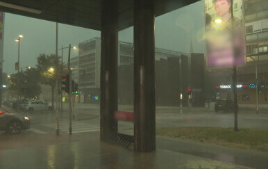 Osijek se usred dana našao u mraku: Nebo su parale munje