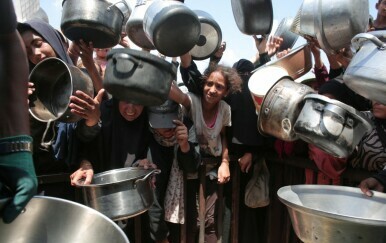 Palestinci ispred humanitarne kuhinje na jugu Pojasa Gaze