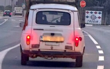 Automobil u Trogiru s neobičnim teretom na krovu