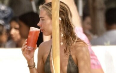 Kimberley Garner privukla paparazze na plaži u mini bikiniju