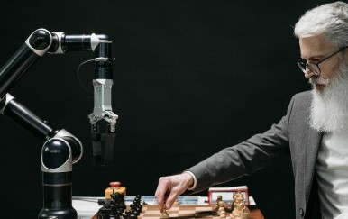 Muškarac koji igra šah protiv robota