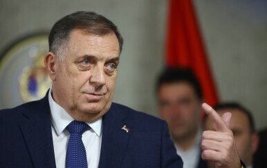 Kaos u Banjoj Luci: Dodik osuđen i smijenjen, ali se i dalje predstavlja kao predsjednik