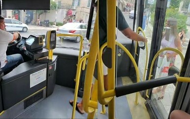 Snimka iz gradskog autobusa podijelila mišljenja: Tko je u pravu – vozač ili putnici?